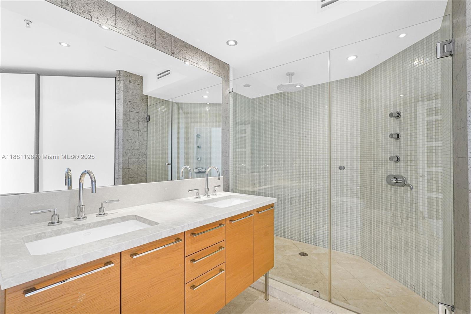 LA PERLA CONDO - Residential Lease