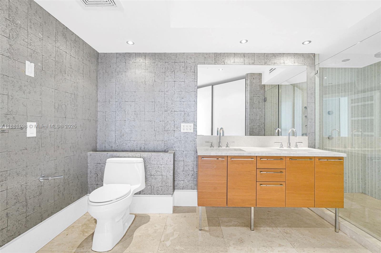 LA PERLA CONDO - Residential Lease