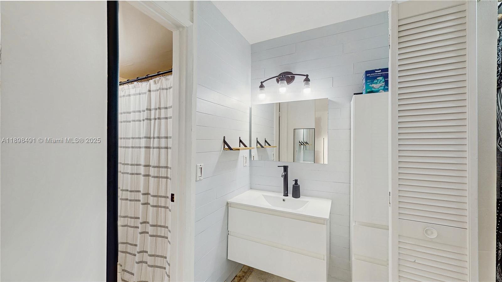 KENLAND COURT - Residential