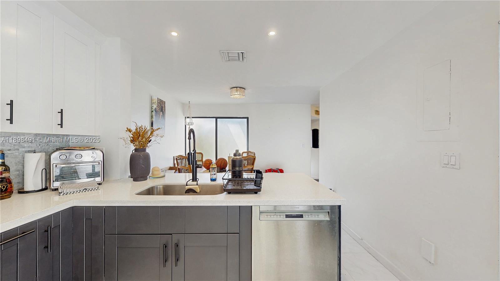 KENLAND COURT - Residential