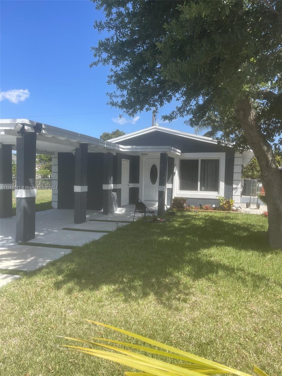Perfect home for a starting family. Totally renovated 3 bedrooms and 2 bathrooms. Updated kitchen and bathrooms.
New roof and impact windows, separate washroom. Long driveway with gate. Family is relocating.