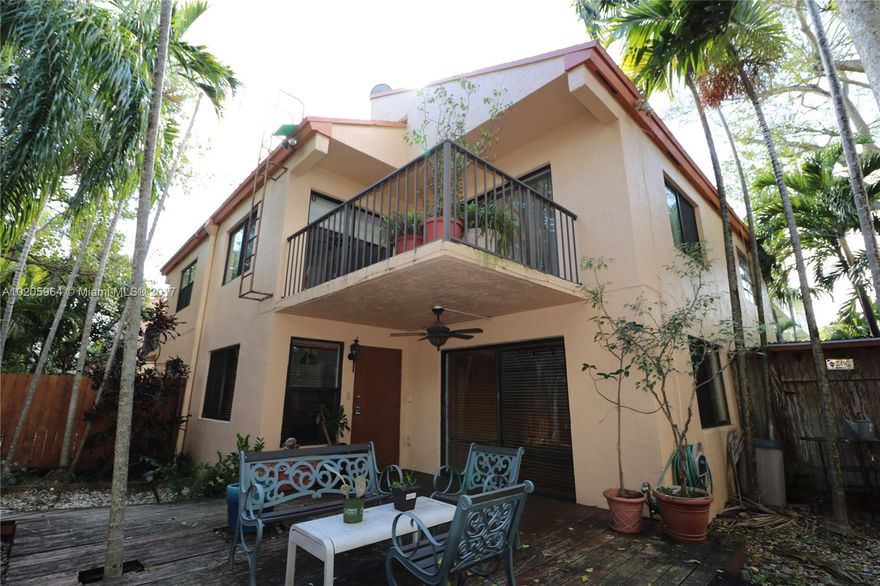 Stunning 2 bedroom 1.5 bathroom apartment in the lovely gated community of Tigers Ten. It is a corner unit in great condition with large living areas, spacious deck for entertaining, oversized pantry, master & more. Apartment is centrally located, close to shopping, restaurants, schools.