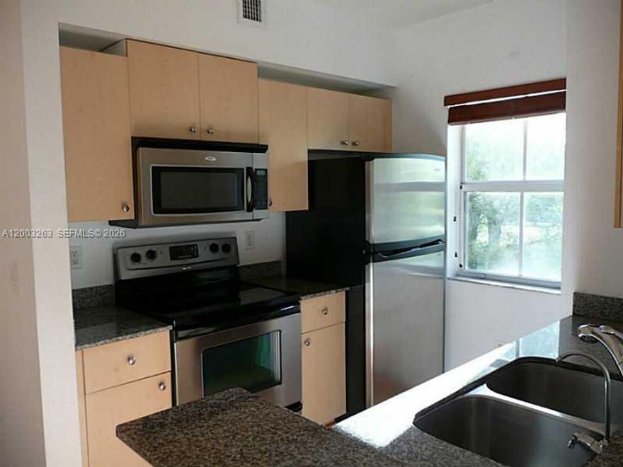 Gated luxury apartment. 1/1, very bright corner unit, laminate floor, Kitchen with granite counter top, stainless steel appliances . spacious living room, walk in closet, resort style pool, Secured Entry, State of the Art Fitness Center, Business C enter, Sparkling Lakes, jogging trail & Bike Path, Lush Landscaping, BBQ Area accessible to I-75, 826 and turnpike.