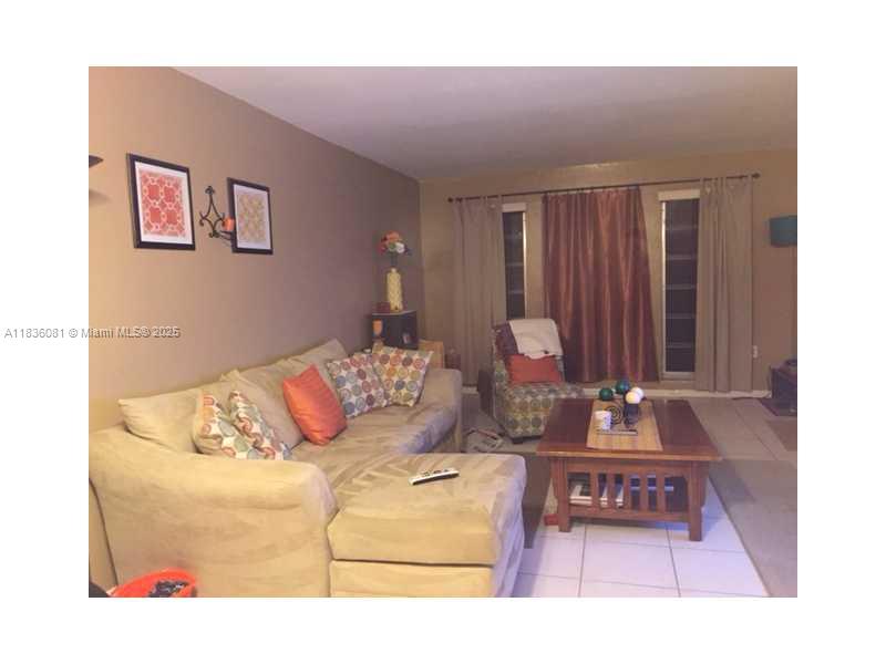 Amazing location. 2/2 with a large den that can be a 3rd bedroom. Large private yard. PETS OK. Brokers welcomed. Easy to show. Located in Pinecrest close to US1, Target, and Dadeland mall. Easy access to Palmetto Expressway. Great block located on a cul de sac.
