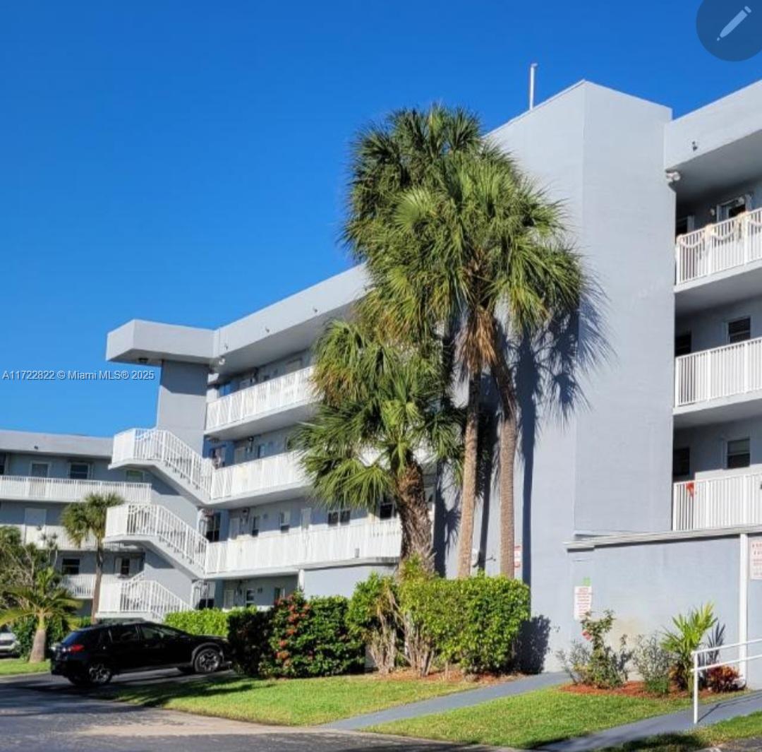 Property for Sale at 120 Royal Park Dr 3B, Oakland Park, Miami-Dade County, Florida - Bedrooms: 2 
Bathrooms: 2  - $234,000