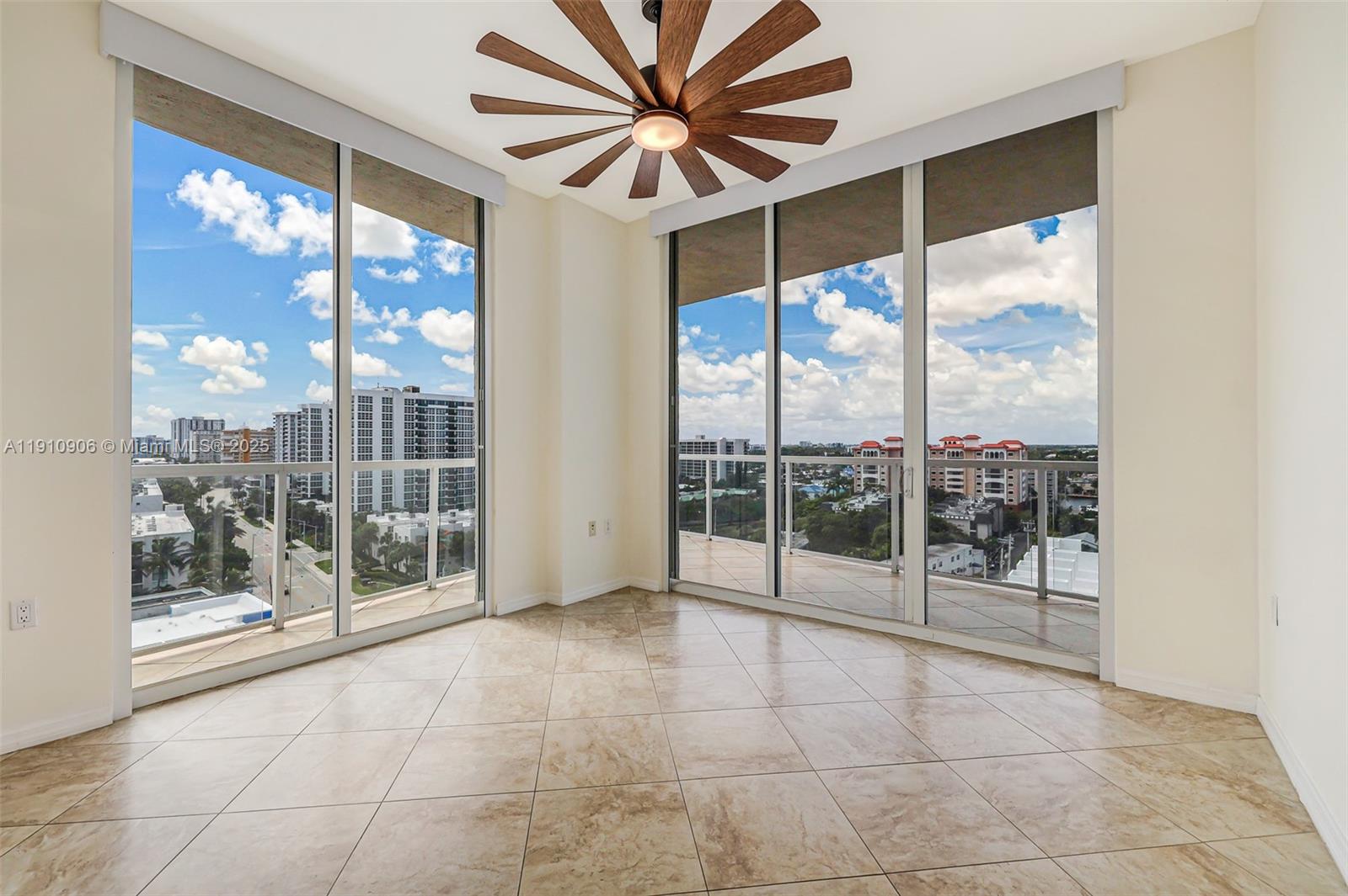 LUNA OCEAN RESIDENCES CON - Residential