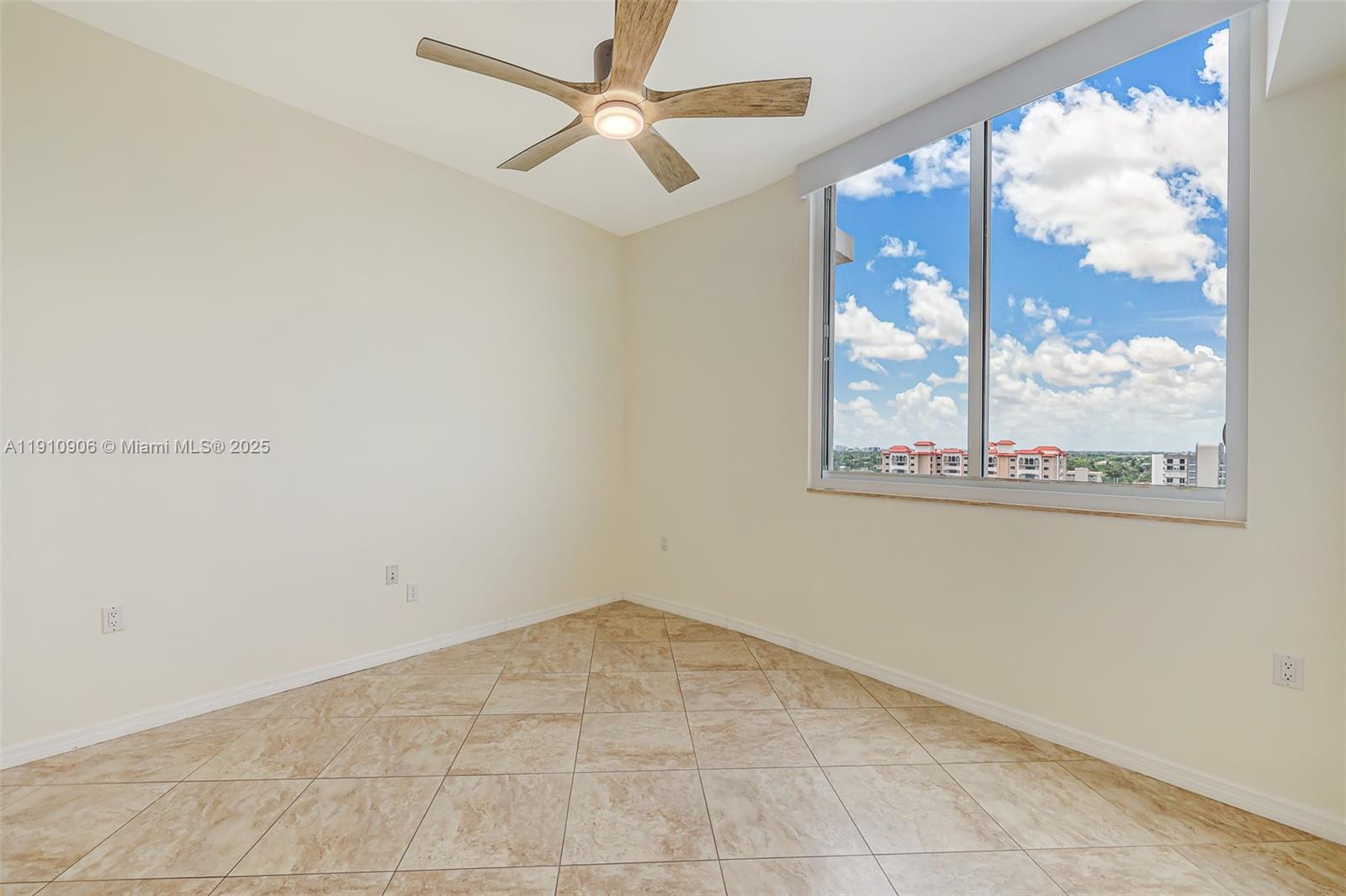 LUNA OCEAN RESIDENCES CON - Residential