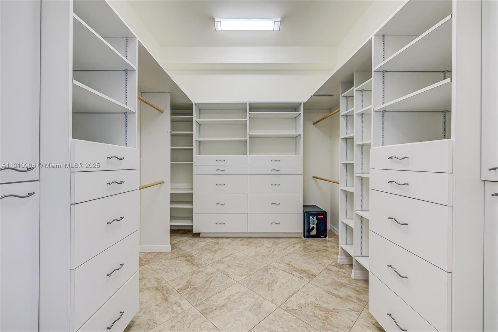 LUNA OCEAN RESIDENCES CON - Residential