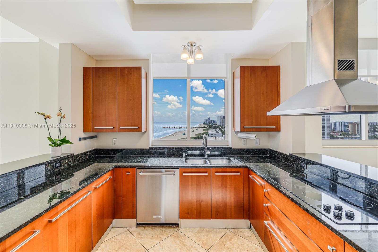 LUNA OCEAN RESIDENCES CON - Residential