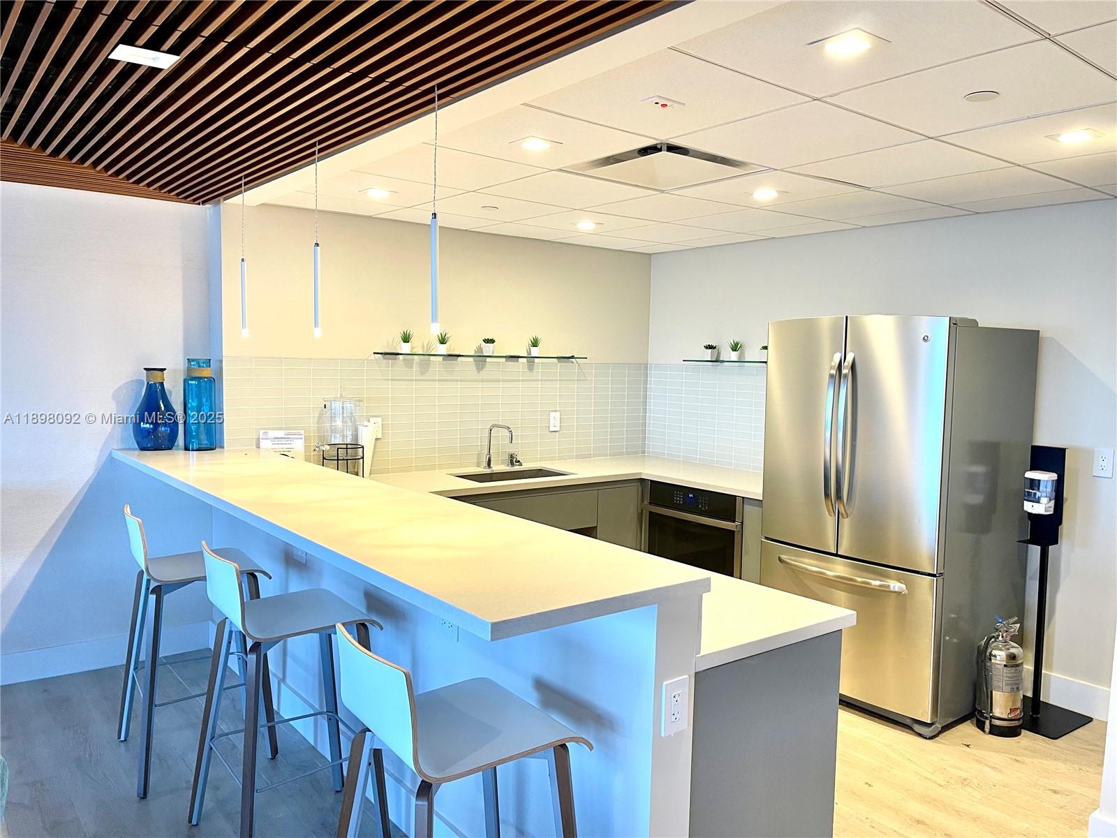 SUNSET HARBOUR SOUTH COND - Residential Lease