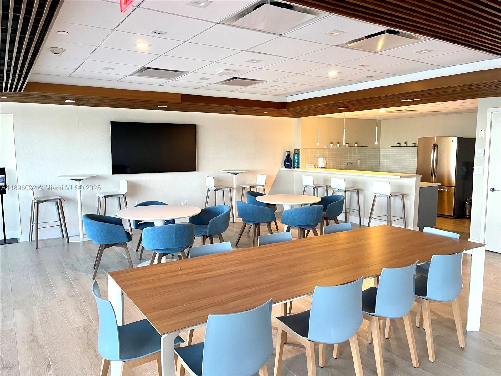 SUNSET HARBOUR SOUTH COND - Residential Lease