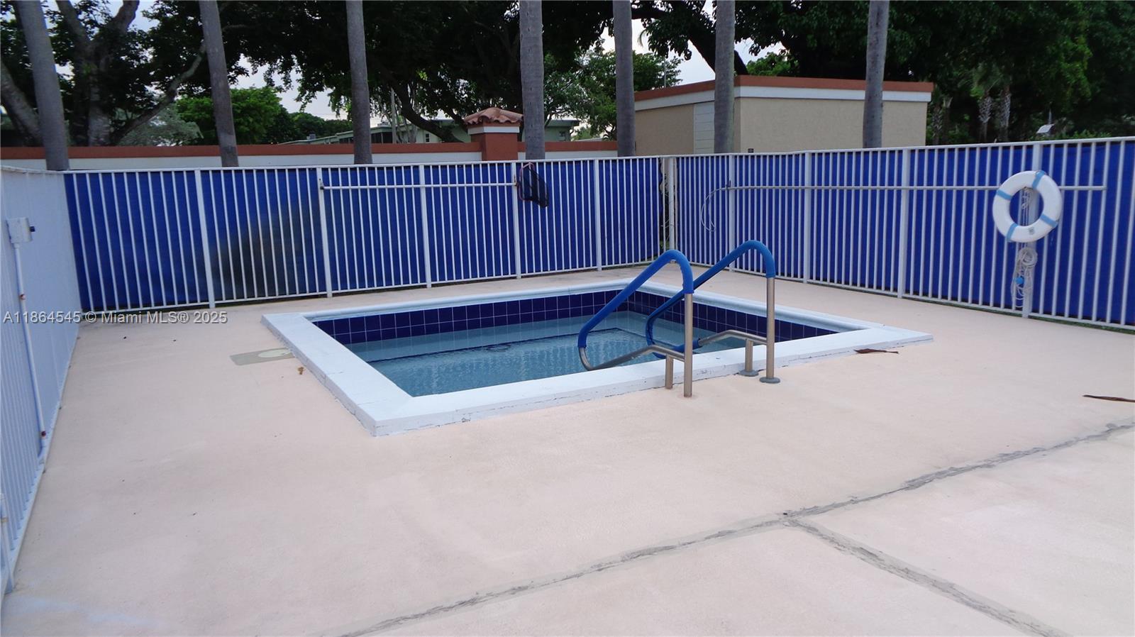 HUNTINGTON TOWERS - Residential