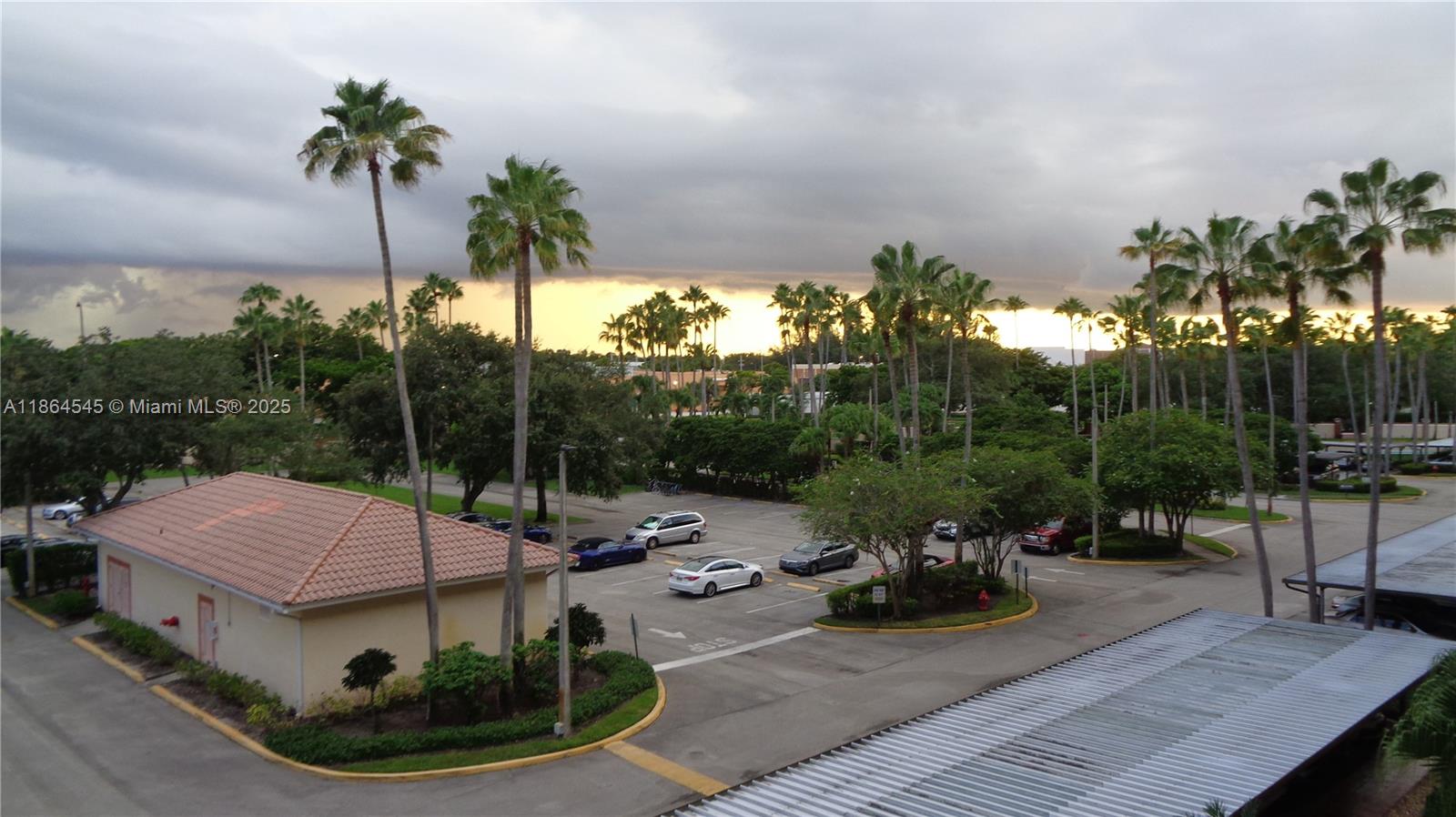 HUNTINGTON TOWERS - Residential