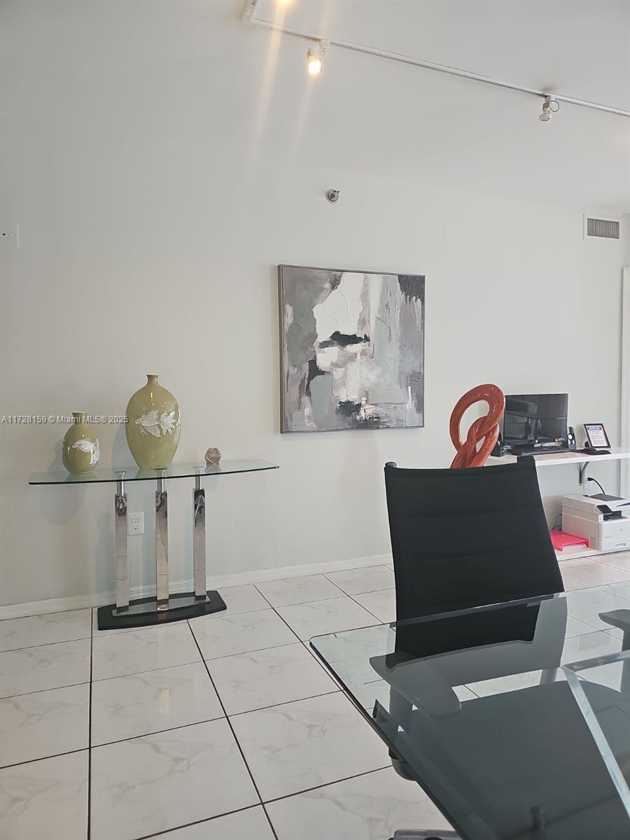 LES PELICANS (THE PELICAN - Residential Lease