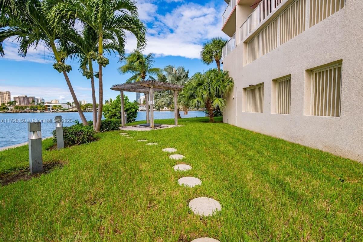 LES PELICANS (THE PELICAN - Residential Lease