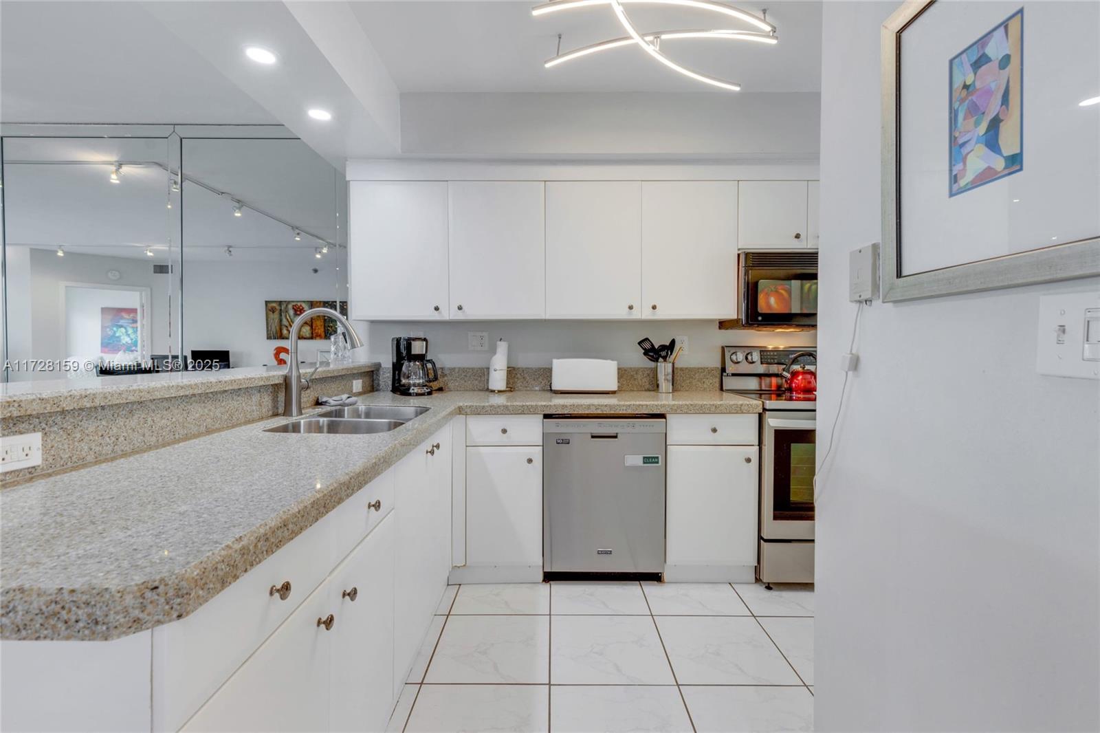 LES PELICANS (THE PELICAN - Residential Lease