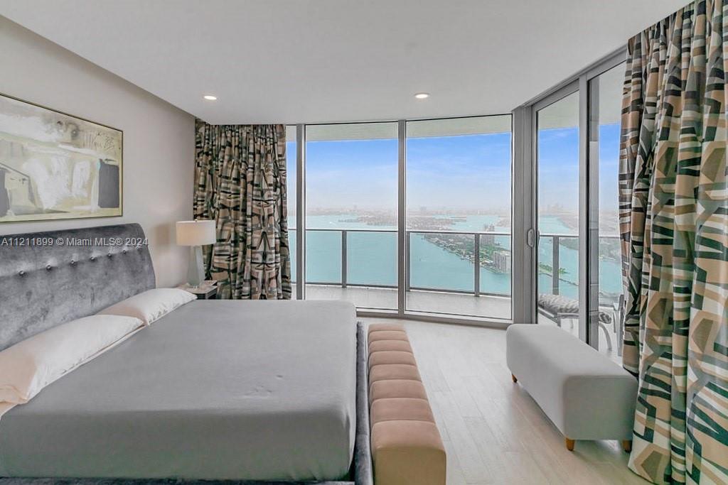 ARIA ON THE BAY CONDO - Residential