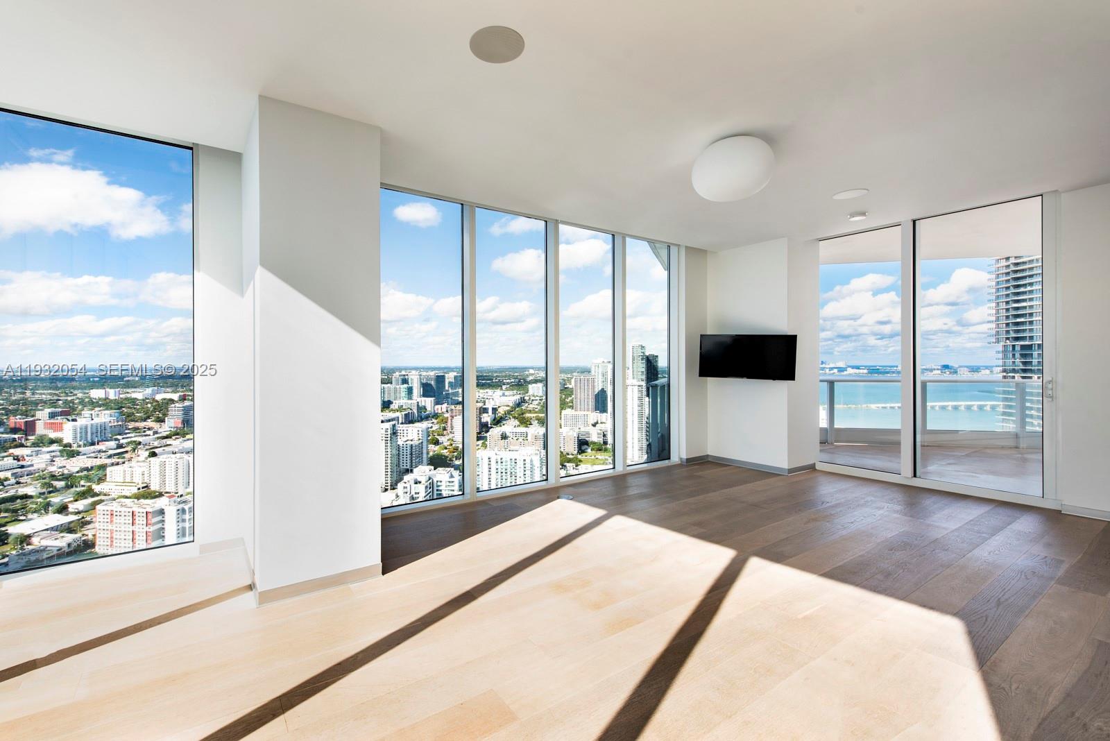 PARAMOUNT BAY CONDO - Residential