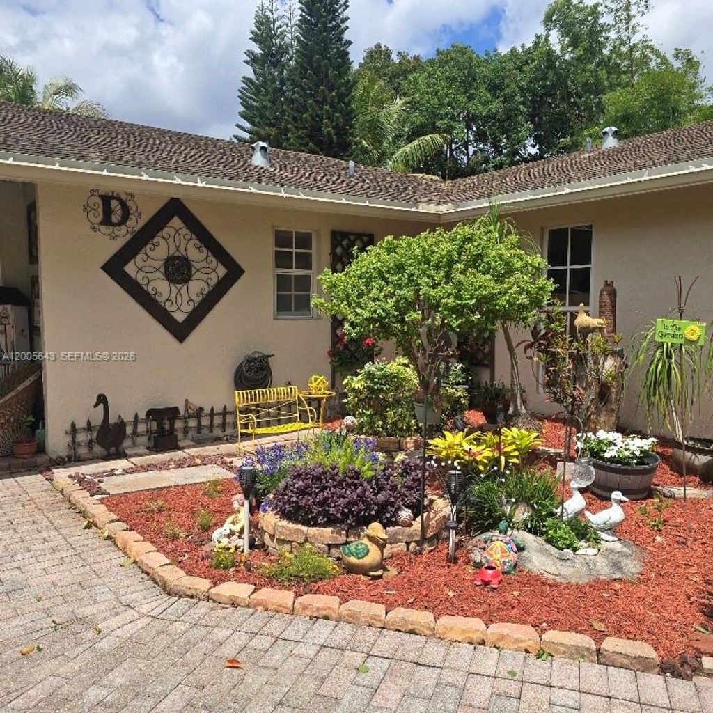 Photo of 4981 SW 186th Ave, Southwest Ranches, FL 33332 (MLS # A12005643)