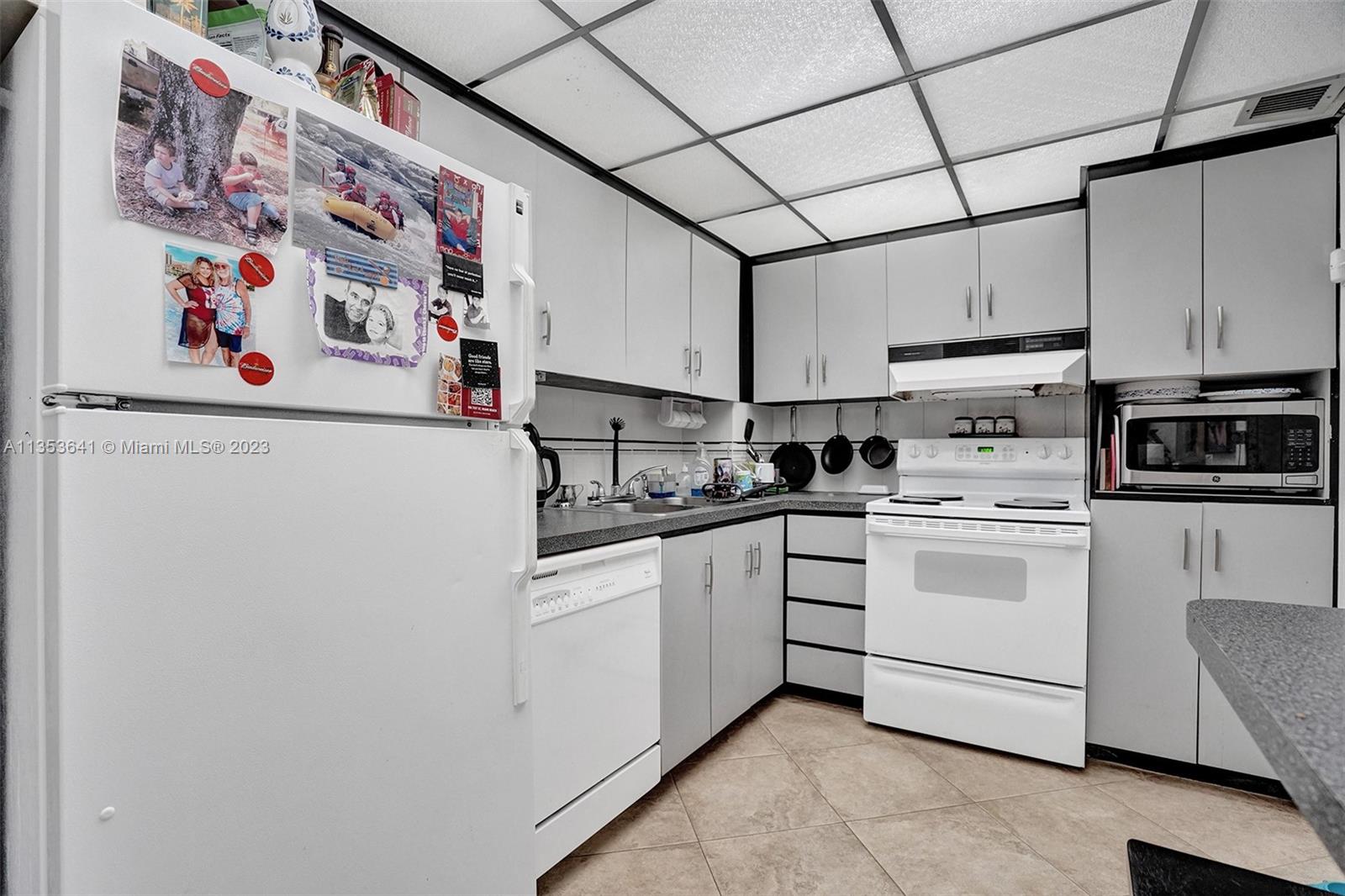 Photo 3 of 20 of 5005 Collins Ave 607 condo
