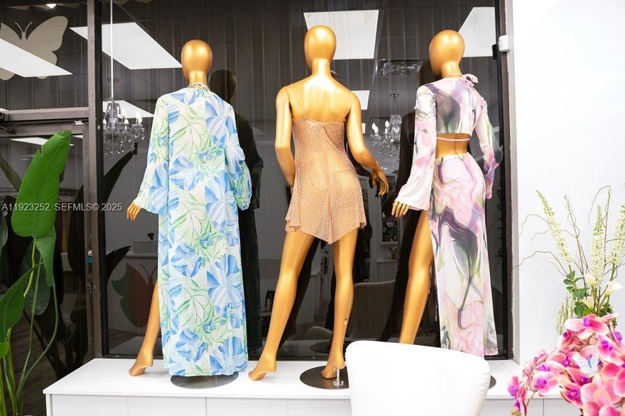 If you are looking for a modern, comfortable business with a constant flow of customers, this boutique is for you. Located in one of the busiest areas of Hialeah, this place stands out for its large space, excellent distribution and more than 60 parking spaces, a privilege that very few businesses can offer today.
The store is designed to provide a pleasant experience for both the customer and the manager: spacious showcases, well-lit areas, fresh atmosphere and an aesthetic ready for you to continue operating from day one. Ideal for entrepreneurs, investors looking for a business ready to produce or even to expand your brand in a strategic point of the Hispanic market.

The price is a real opportunity considering the potential of the area, the influx of customers and the characteristics of the space.

I'm here to guide you every step of the way and show you why this boutique can be your next smart investment in Miami.