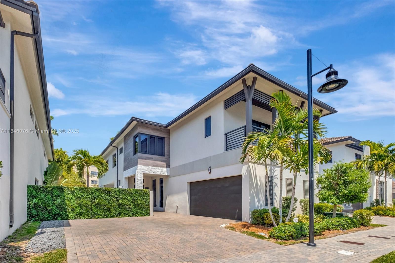 DOWNTOWN DORAL SOUTH PHAS - Residential