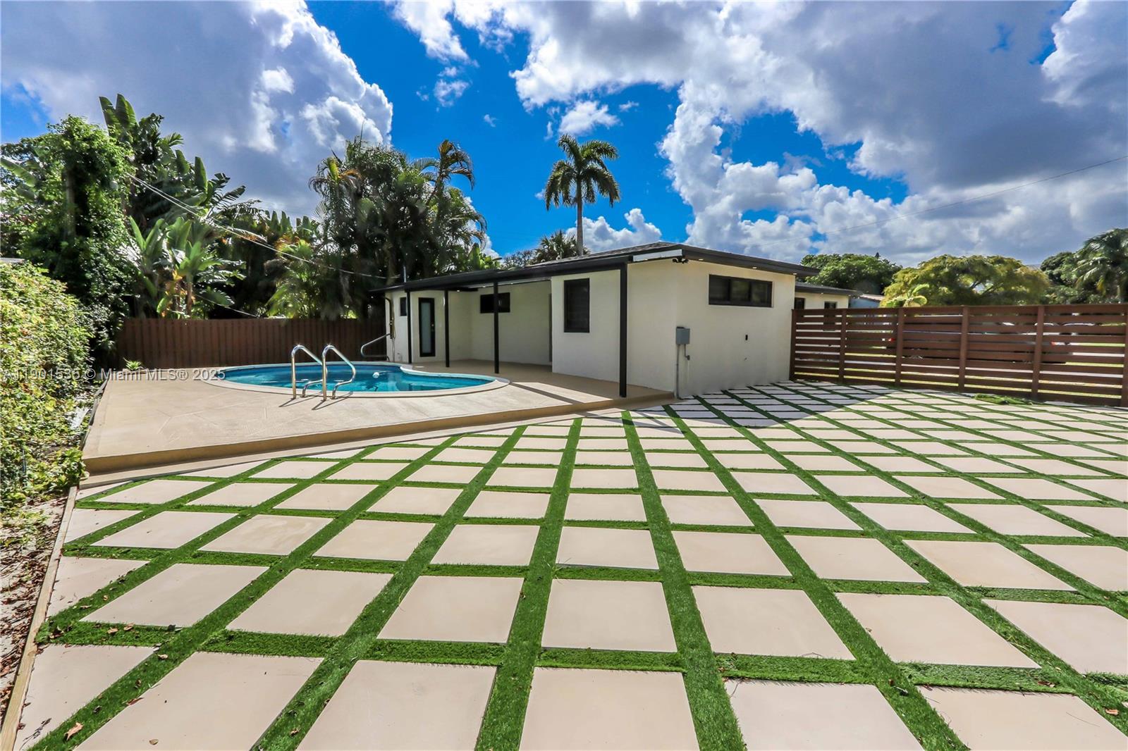 POINSETTA PARK - Residential