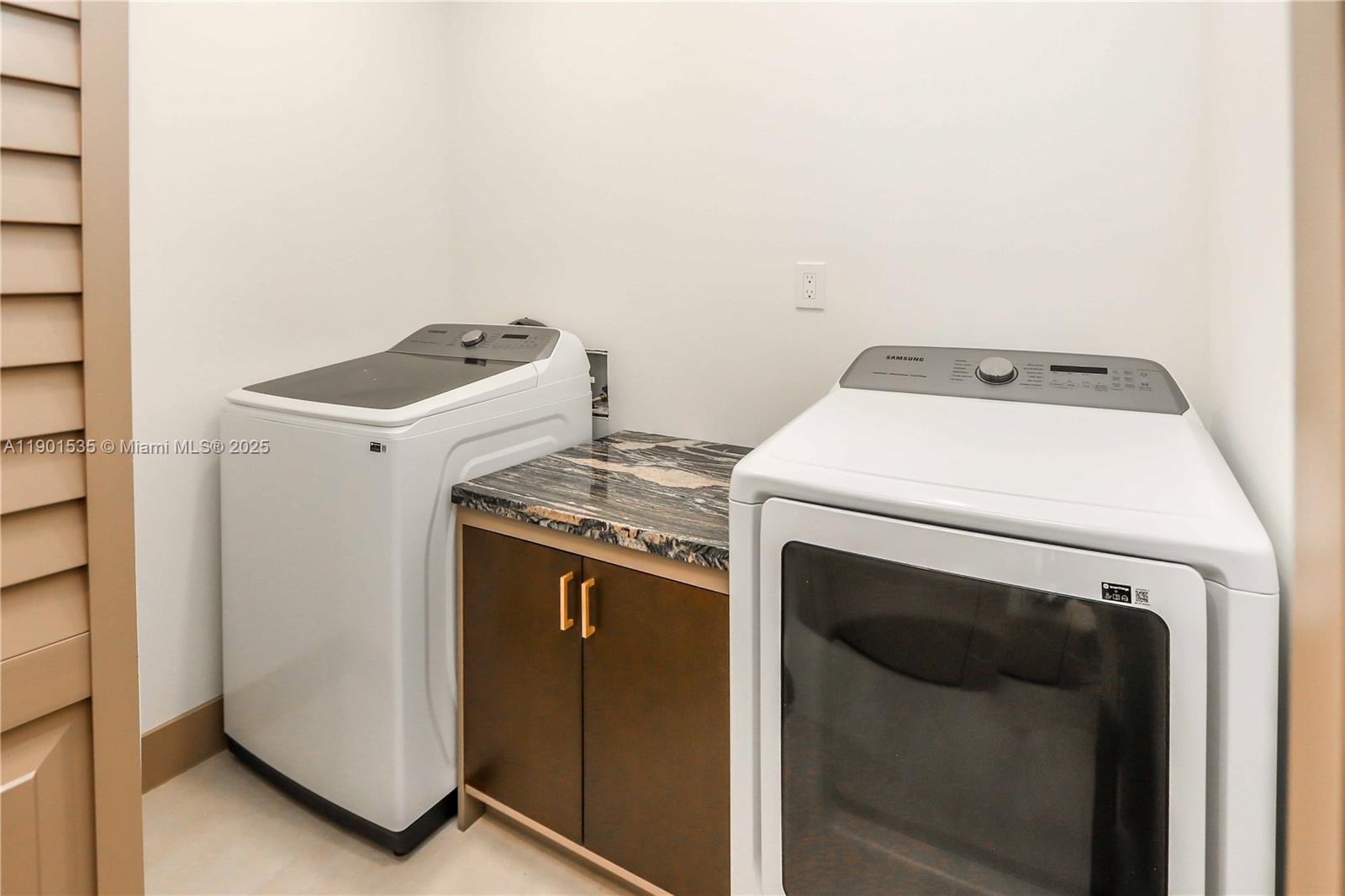 POINSETTA PARK - Residential