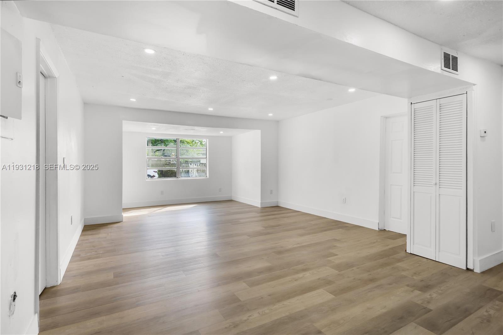 BREEZY PARK - Residential Lease