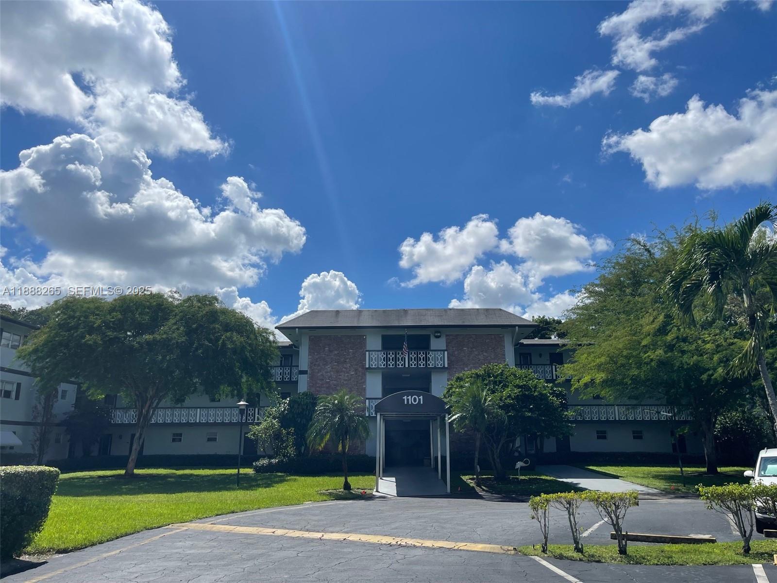 HILLCREST COUNTRY CLUB AP - Residential