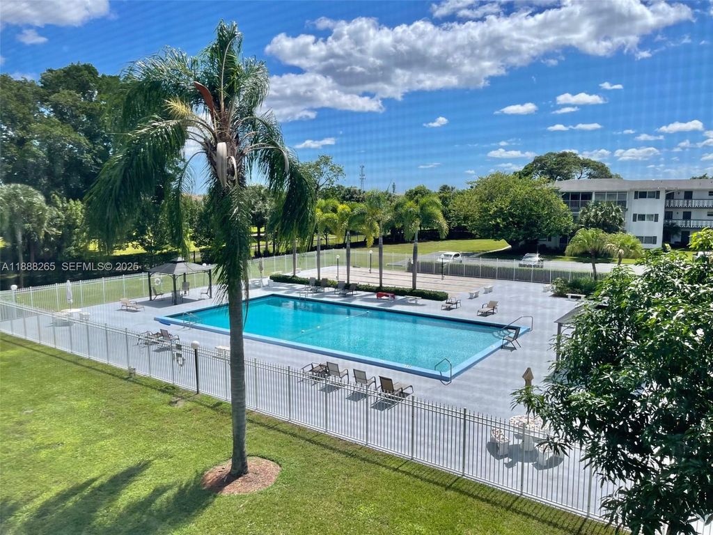 Photo of 1101 Hillcrest Ct #307, Hollywood, FL 33021 (MLS # A11888265)