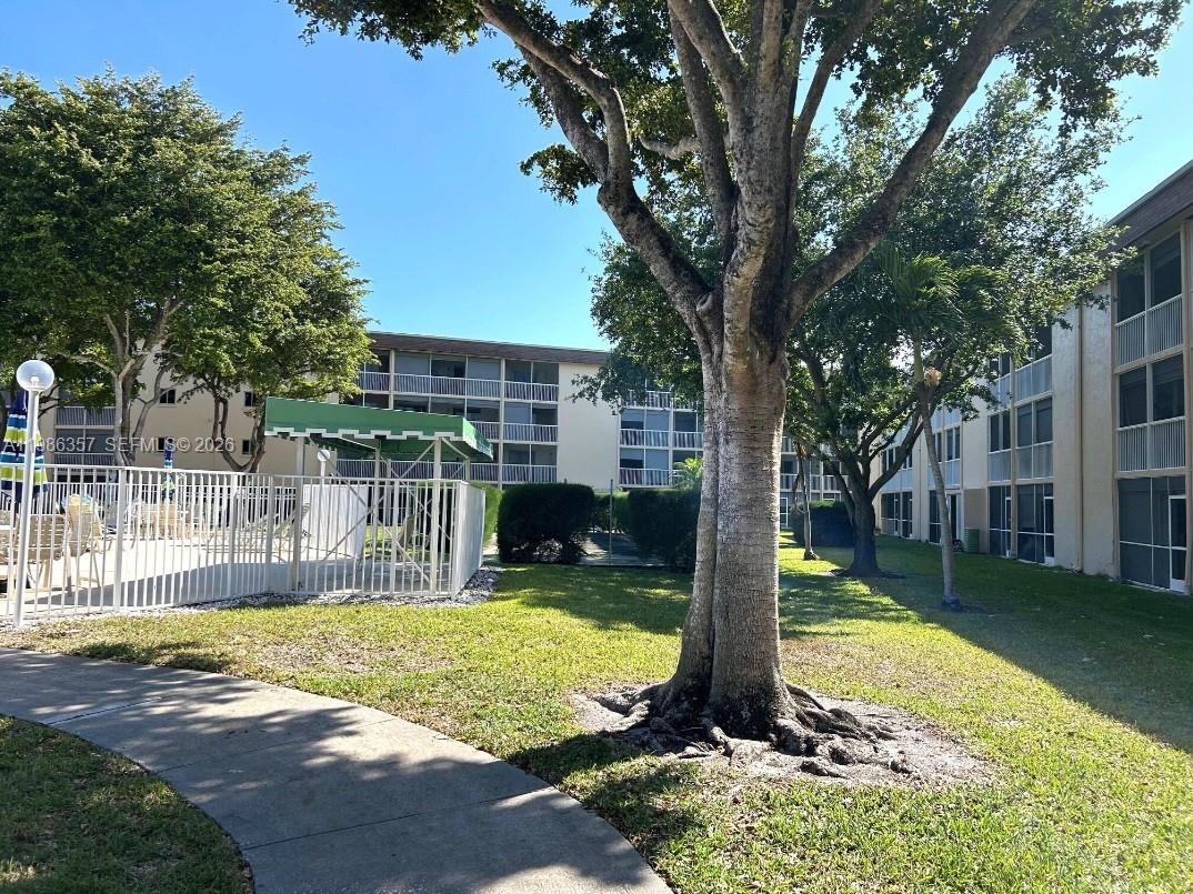 VILLAGE GREEN WINDSOR CON - Residential