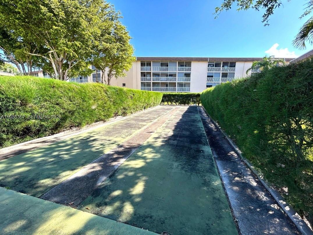 VILLAGE GREEN WINDSOR CON - Residential