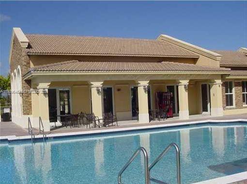 VILLAS AT CARMEL CONDO - Residential