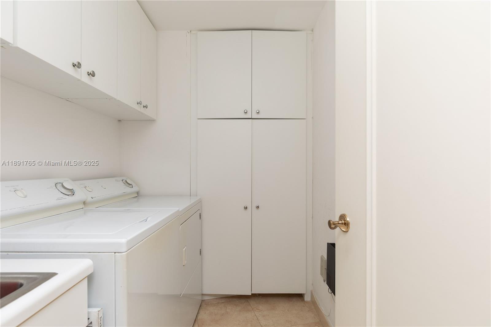 MAJESTIC TOWER - Residential Lease