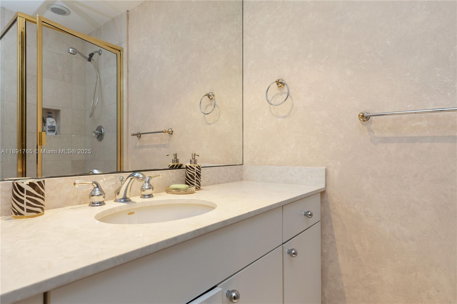 MAJESTIC TOWER - Residential Lease