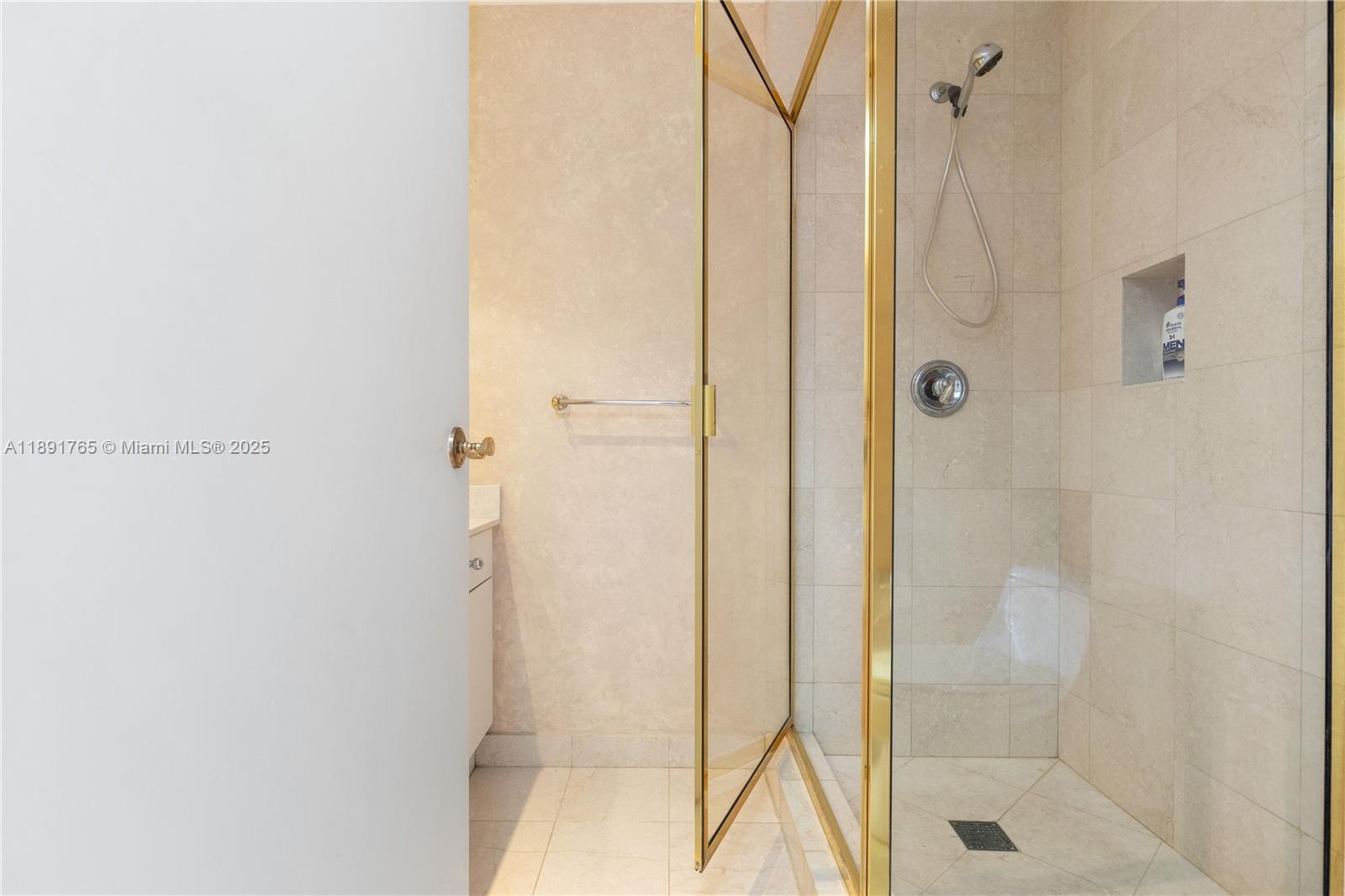 MAJESTIC TOWER - Residential Lease