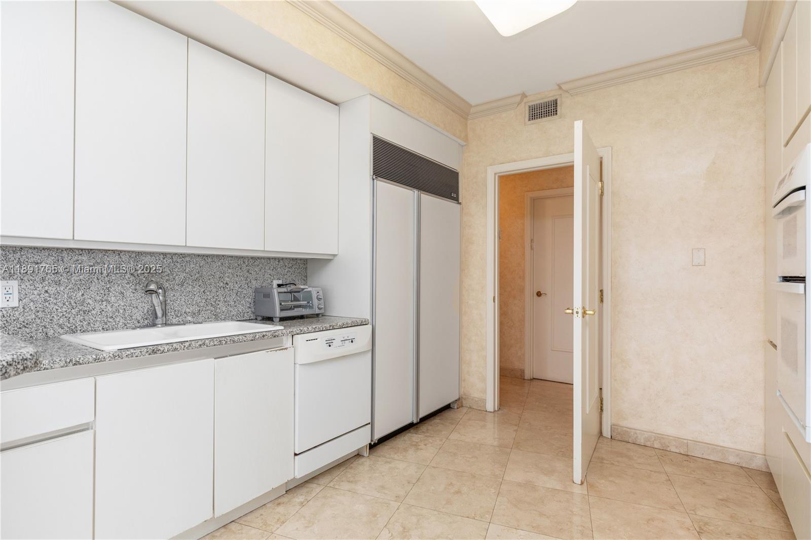 MAJESTIC TOWER - Residential Lease