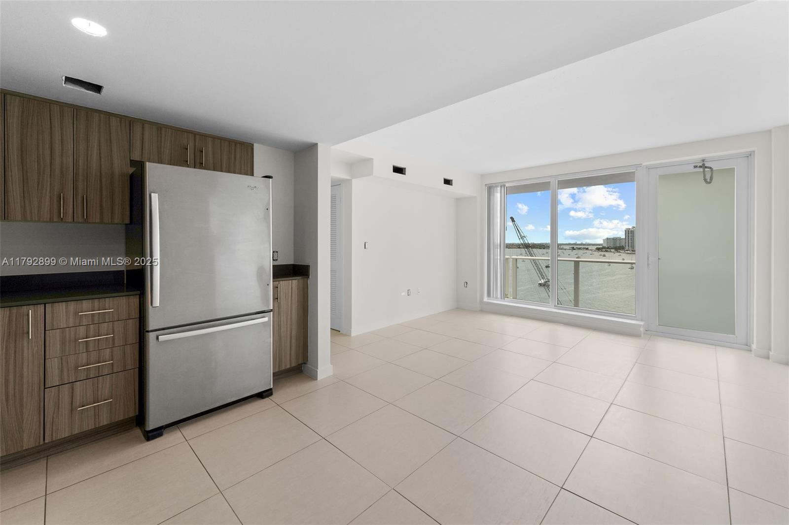 910 West Ave 0819