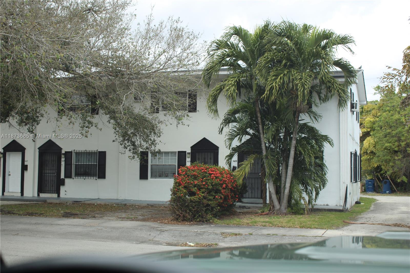 Move-in ready rental in a central Miami location—minutes to I-95, 79th St, Miami Shores, Midtown/Wynwood, shops, and dining. Bright and comfortable layout with plenty of natural light for everyday living. Clean, a welcoming feel throughout. Quick access to major roads, beaches, and the airport. Easy to show—see broker remarks for details.