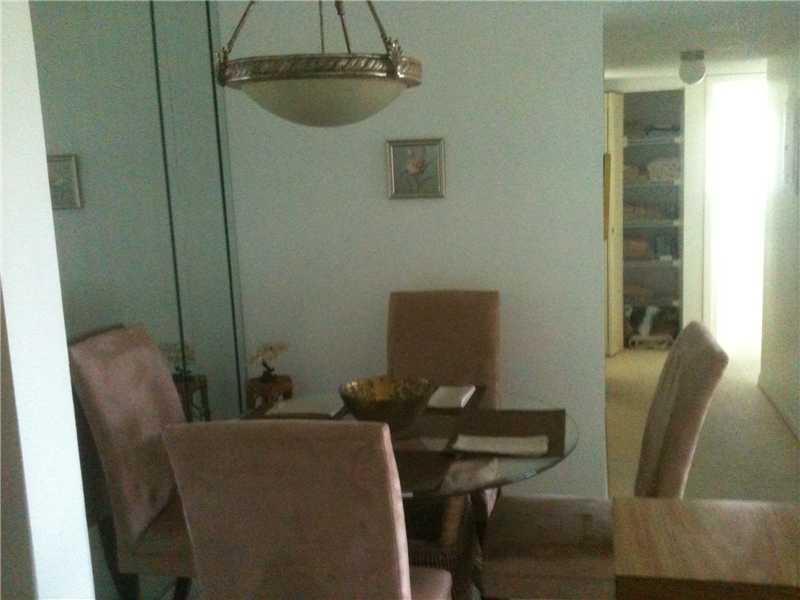 beatiful condo with elevator and laundry room.HOA states 55+
