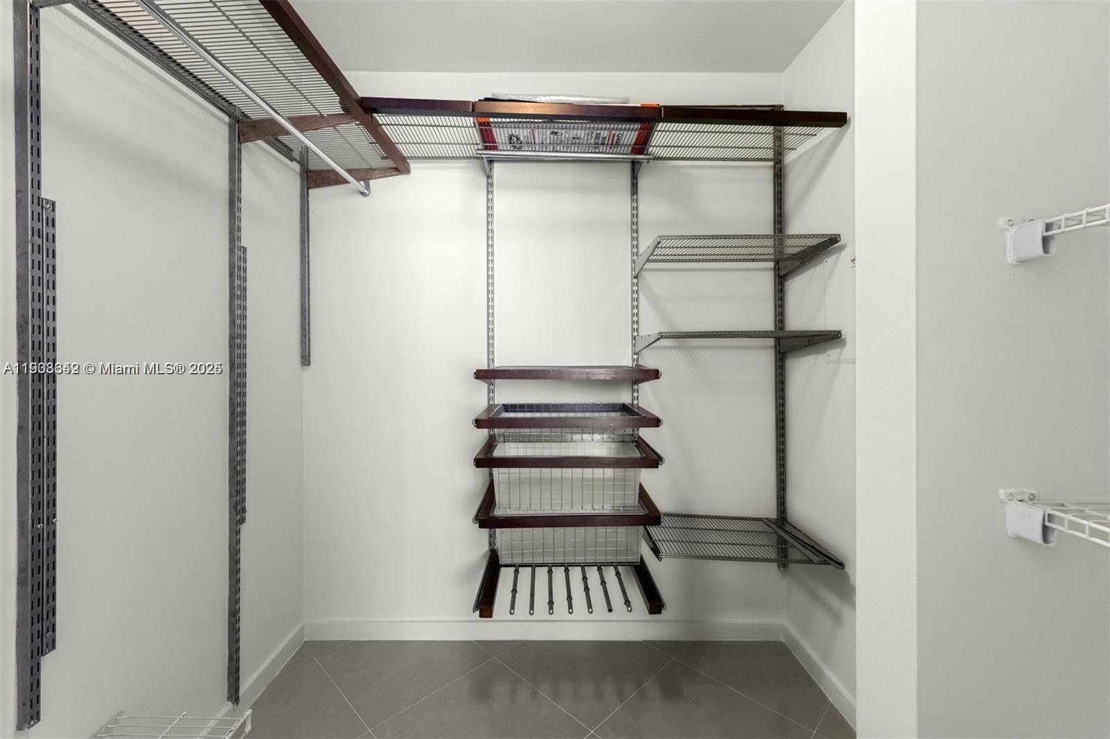 MET 1 CONDO - Residential Lease