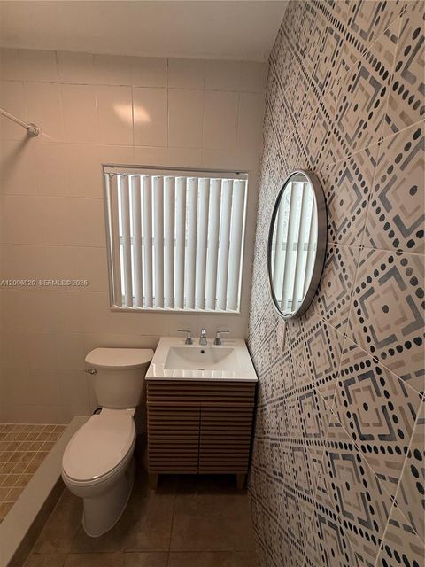 2816 Pine Tree Dr 2 Miami Beach FL 33140