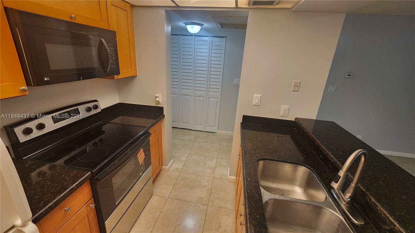 Las Vistas at Doral offers this comfortable and well maintained 1Bed 1Bath unit on 3rd floor. New E-Range. Washer and dryer 6-month old. Freshly painted walls throughout the whole unit. The unit will be professional cleaned in a few days.