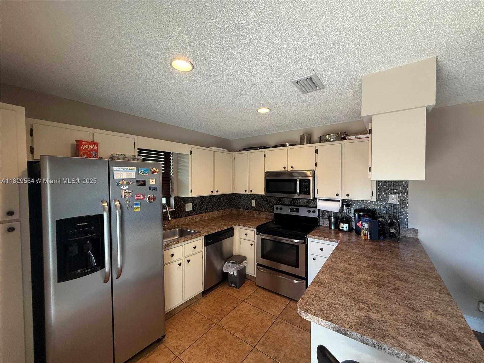2552 NW 99th Ave, Coral Springs, FL, 33065/$325,000 2 2552 NW 99th Ave