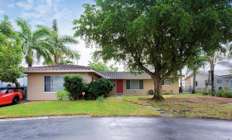 Beautiful and newly remodeled and painted large one bedroom unit semi attached Duplex building. Open Living Room/Dining Area and kitchen. Separate Laundry room/pantry Your own fenced in yard and back porch off of the bedroom. Two parking spaces in the driveway. You will feel like you have your very own home.