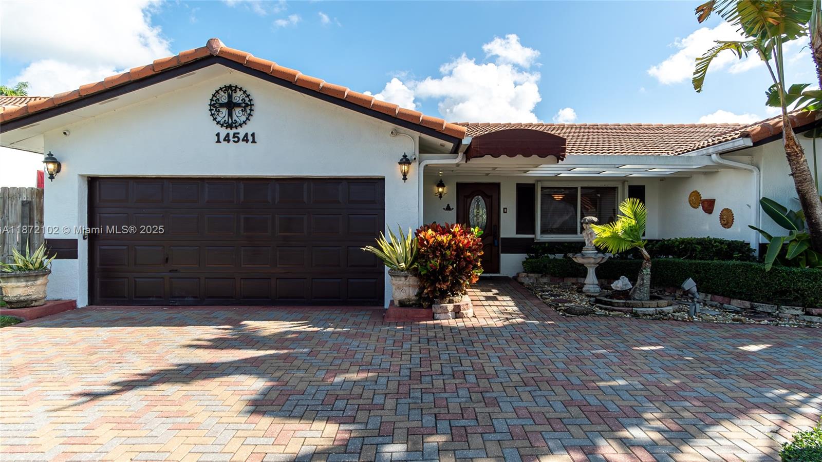 This house has it all! 3 Bedrooms, 2 Bathrooms, pool, Barbecue Deck, mango tree, cozy patio,
enclosed terrace, and a professionally-designed landscaping all wraped with a quiet neighborhood where only people who live in and people who need to come/visit drive thrugh.
Pool and Landscaping maintenance are included in the rent.