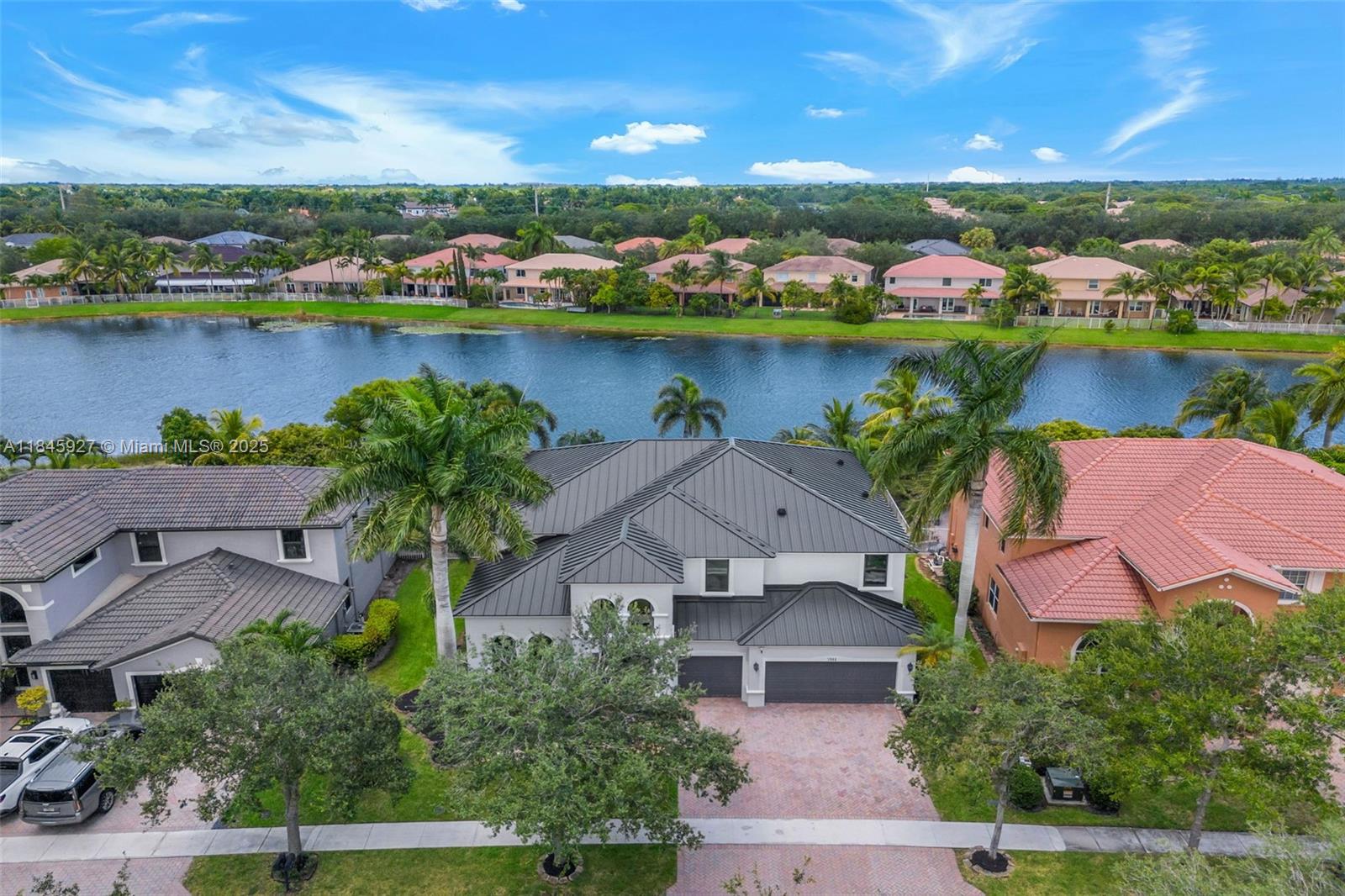 3844 W Hibiscus St, Weston, FL, 33332/$1,795,000 2 3844 W Hibiscus St