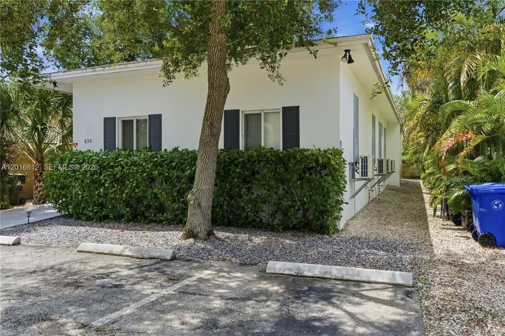 Photo of 830 SE 14th St, Fort Lauderdale, FL 33316 (MLS # A12016812)