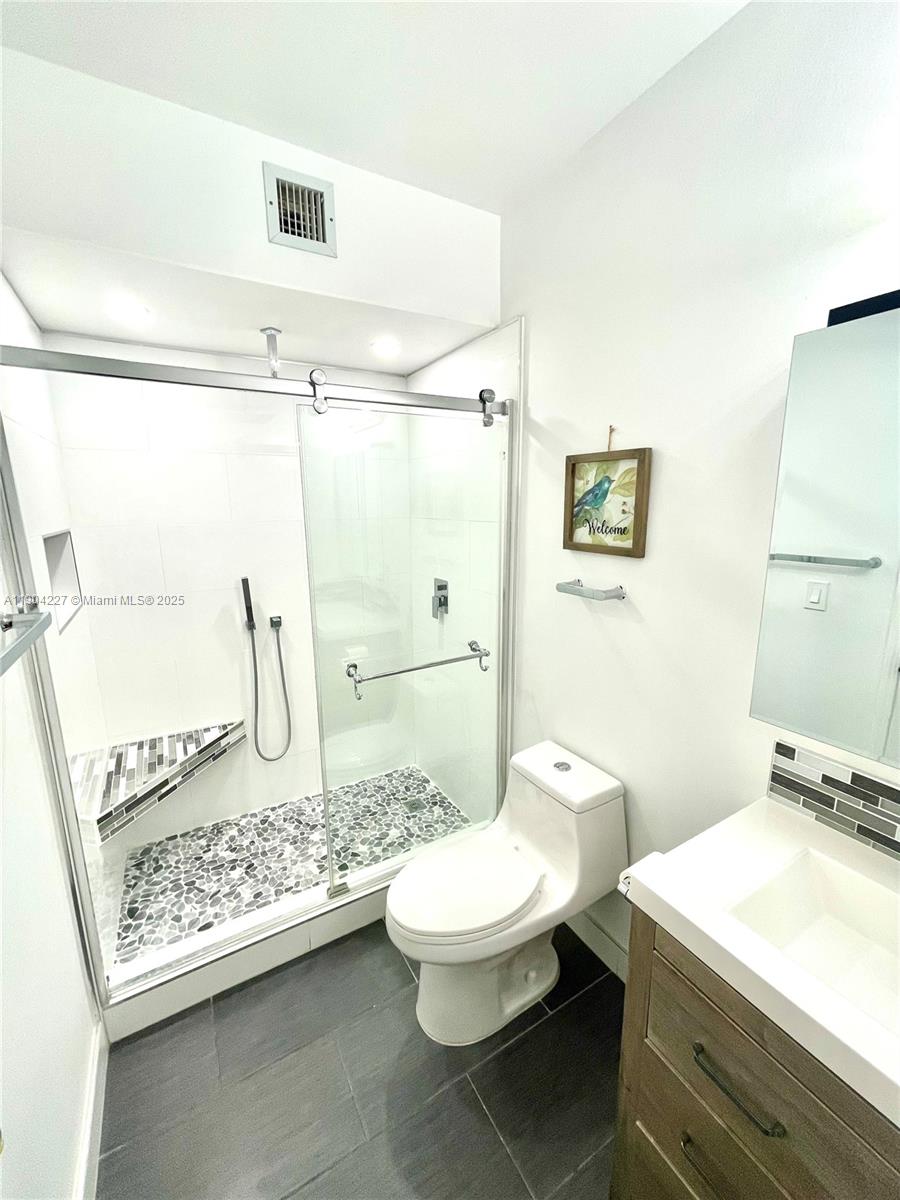 THE OAKVIEW CONDO NO 5 - Residential